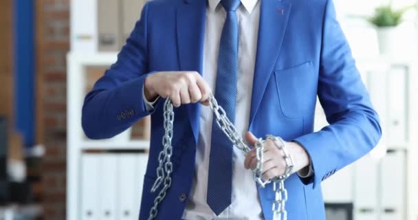 Homme Affaires Confiant Enroule Chaîne Métal Chromé Autour Bras Méthodes — Video