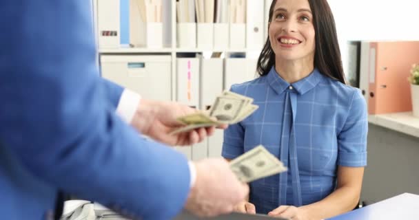従業員に現金と手を差し伸べる男幹部 現金概念における賃金の支払い — ストック動画