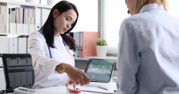 Dentiste Montre Patient Une Radiographie Mâchoire Sans Dent Sur Comprimé — Video