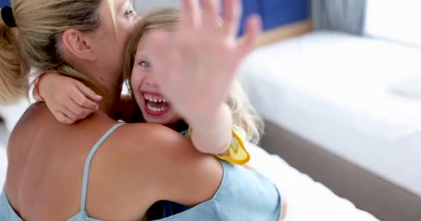 Usmívající Žena Drží Šťastnou Holčičku Náručí Obejmout Maminku Dceru Koncept — Stock video