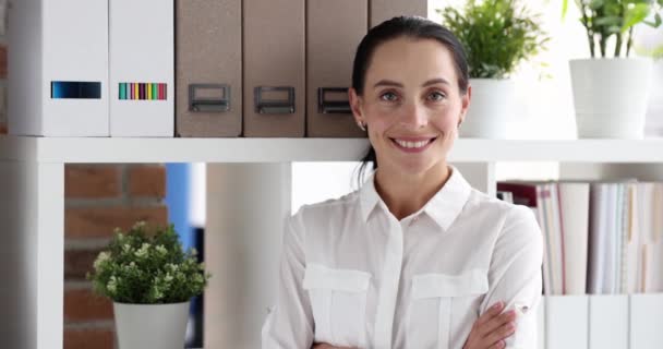 Beyaz Gömlekli Gülümseyen Kadını Ofiste Duruyor Danışmanı Konsepti — Stok video