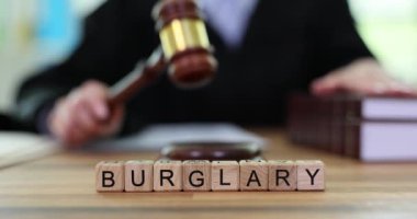 Yargıç tokmağı ahşap küplerin soyulduğu sözüyle mahkeme masasına yapıştırdı. Profesyonel, hukuk kitaplarına el koyar. Suç kavramı ve yasadışı eylemler