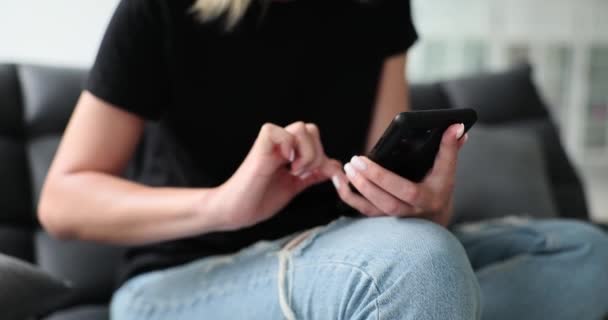 ソーシャルメディアをスクロールする女性は 携帯電話の画面に触れます ネット上のパートナーからのメッセージを読みます ホームスローモーションでのオンラインコミュニケーション — ストック動画