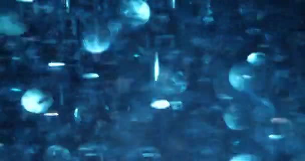 Fragmentos Vibrantes Círculos Purpurina Azul Cayendo Sobre Fondo Oscuro Confeti — Vídeos de Stock