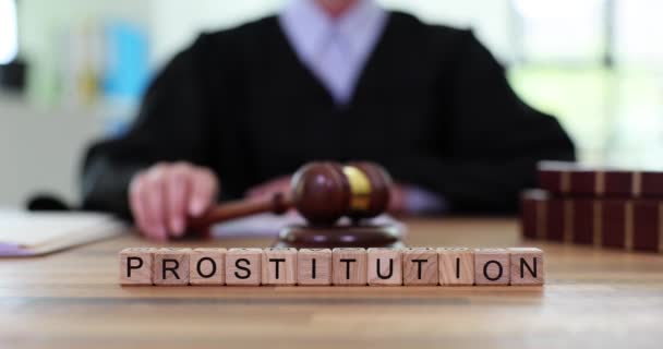 Слово Проституція Зроблена Дерев Яних Блоків Проти Судді Який Стукає — стокове відео