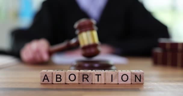 从木块上堕胎反对法官在法庭上敲打木槌 剥夺儿童权利和惩罚犯罪的概念 — 图库视频影像