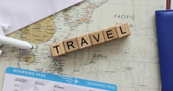 在世界地图上的飞机和国际护照在旅游公司 通过旅行社环游世界 刻有铭文的木块 — 图库视频影像