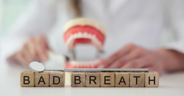 Zwrot Bad Breath Drewnianych Kostek Biurku Kliniki Przed Stomatologiem Pokazującym — Wideo stockowe
