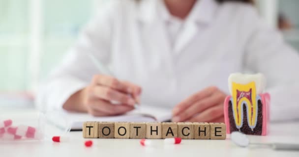 Palavra Dor Dente Composta Cubos Madeira Contra Médico Feminino Tomar — Vídeo de Stock