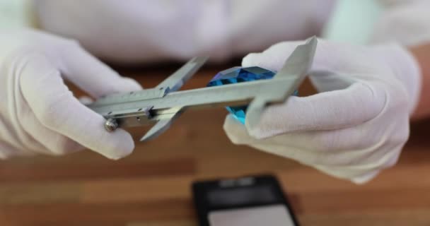 Работник Белых Хлопковых Перчатках Измеряет Синий Алмаз Специальными Суппортами Рабочем — стоковое видео