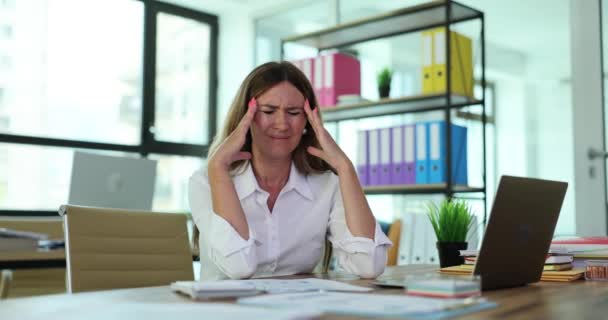Trabalhadora Escritório Mulher Perturbada Toca Cabeça Sofrendo Dor Cabeça Mesa — Vídeo de Stock