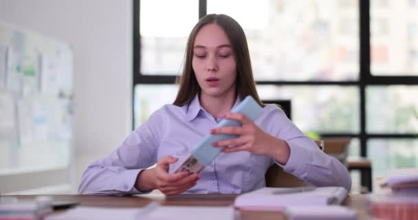 Mulher Jovem Abre Envelope Contendo Notas Grandes Fêmea Reage Positivamente — Vídeo de Stock