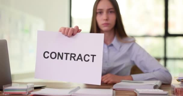 Νεαρή Γυναίκα Εργαζόμενος Κατέχει Φύλλο Χαρτιού Λέξη Συμβόλαιο Στο Γραφείο — Αρχείο Βίντεο