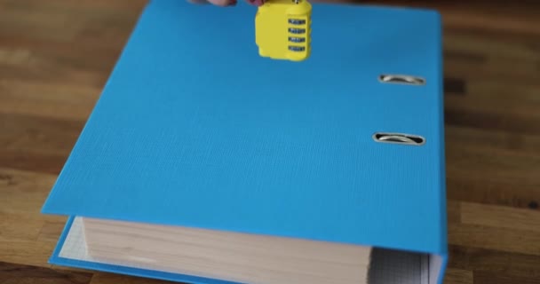 Mão Coloca Cadeado Código Amarelo Pasta Azul Com Documentos Conceito — Vídeo de Stock