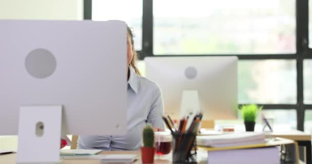 긍정적인 여자는 회사의 사무실에서 컴퓨터 모니터에서 매니저로 일하고 슬로우 모션에 — 비디오