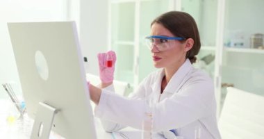 Veritabanında, laboratuvarda küçük bir bardakta sıvı tutan kadın kimyagerin adı var. Profesyonel iş akışı yavaş çekim