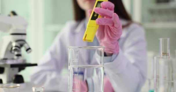 Kimyager Profesyonel Ölçer Cihazıyla Asitliğinin Durumunu Belirler Üniformalı Kadın Laboratuvarda — Stok video