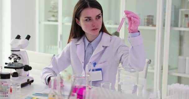 Scienziato Descrive Colore Stato Del Reagente Chimico Esaminato Laboratorio Donna — Video Stock
