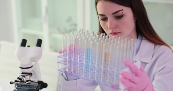 Química Femenina Concentrada Inspecciona Filas Tubos Con Muestras Laboratorio Equipadas — Vídeos de Stock