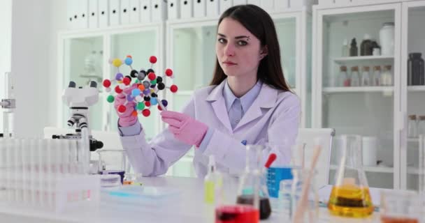 Química Femenina Enfocada Apunta Pluma Modelo Molecular Mano Profesora Bata — Vídeos de Stock