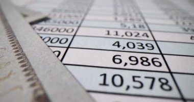 Ticari verilerle dolu rapor tablosu ve dokümanlarda dolar banknotları. İş analizi performansı ve koleksiyonu. Bankada kurumsal bilgilere sahip sütunlar