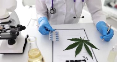 Kimyager psikoaktif marihuana ilacından yapılan hapların laboratuvar araştırmalarını yürütüyor. Asistanı iş yerindeki haplarla ilgili rapor yazıyor.