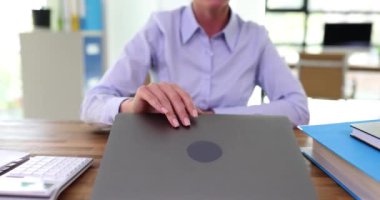 Kadın çalışan ofisteki iş projesinde çalışmak için laptop açıyor. Kurumsal ağır çekim şirketinde işe başlamak için bluz giyen kadın bilgi türü
