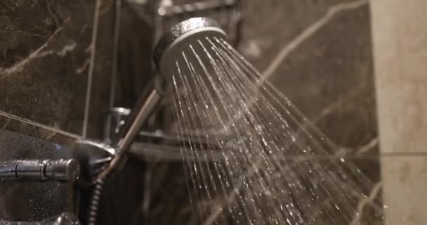 ダークアパートのバスルームのシャワーストールで頭から熱湯の強いジェット 日々の手順と衛生の遅い動きの概念 — ストック動画