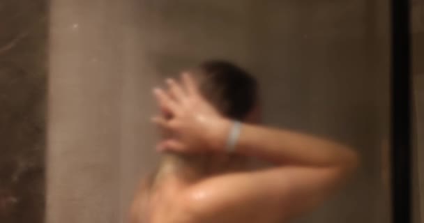Vrouwelijke Spoelshampoo Van Haar Douchecabine Van Moderne Badkamer Concept Van — Stockvideo