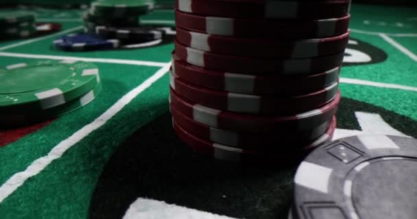 Χρωματιστά Μάρκες Πόκερ Αριθμούς Που Τοποθετούνται Στο Πράσινο Τραπέζι Στοιχημάτων — Αρχείο Βίντεο