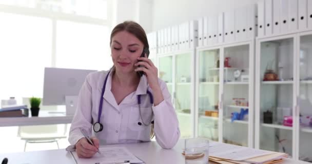 Concentré Femme Médecin Parle Sur Smartphone Avec Client Pour Confirmer — Video