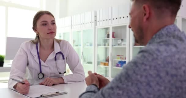 Üniformalı Kadın Doktor Klinikteki Masada Kendini Kötü Hissettiği Için Erkek — Stok video