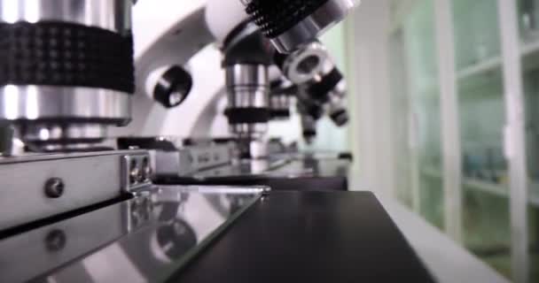 在专科诊所 显微镜成一排 用于实验室研究 轻型办公室各种特殊测试用镜片仪器的概念 — 图库视频影像