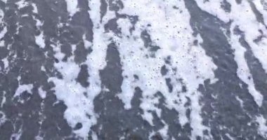 Karma 'nın yaz sıcağında deniz tarafından yıkanan karanlık kumda yaptığı yazıt. Kişinin işlediği eylemleri ifade eden kelime kavramı