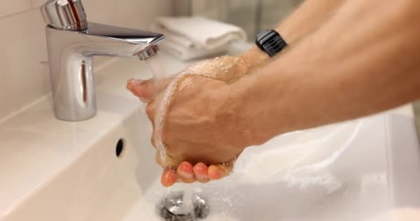 Mężczyzna Myje Ręce Wodą Mydłem Nad Ceramicznym Zlewem Łazience Mężczyzna — Wideo stockowe