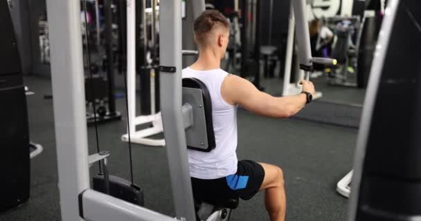 Sportlicher Mann Pumpt Armmuskeln Auf Professionellem Trainingsgerät Sportverein Auf Ausgestattete — Stockvideo