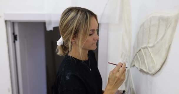 Kobieta Artystka Robi Dekoracyjny Liść Gipsu Ścianie Pomocą Pędzla Chwile — Wideo stockowe