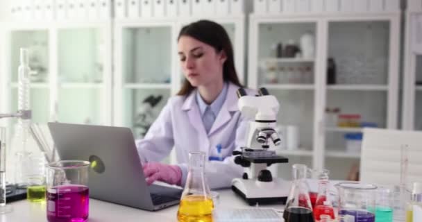 集中的女化学家在临床显微镜下观察样品 用慢动作实验设备进行测试的医疗设施 — 图库视频影像