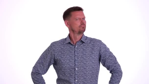 Beyaz Stüdyo Duvarında Erkek Ofis Çalışanı Anlaşmazlık Içinde Başını Sallıyor — Stok video