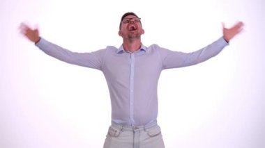 Gözlüklü sakallı adam, iş yerinde sağlık sorunlarından öksürerek kâr etmekten zevk alıyor. Işık stüdyosunda akciğerlerde başarı ve zorluklar