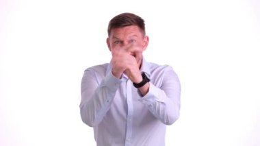 Işık stüdyosunda beyaz arka planda duran komik erkek işçi yüzler yapar. Yetişkinlikte neşeli duygular ve aptallık kavramı