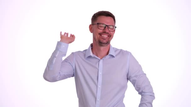 Homem Barbudo Com Óculos Acena Mãos Tocando Orelhas Como Sinal — Vídeo de Stock