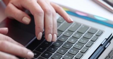 Kadın eller bilgisayarda klavyede yazı yazıyor. Yazar ve gazeteci konsepti olarak çalış