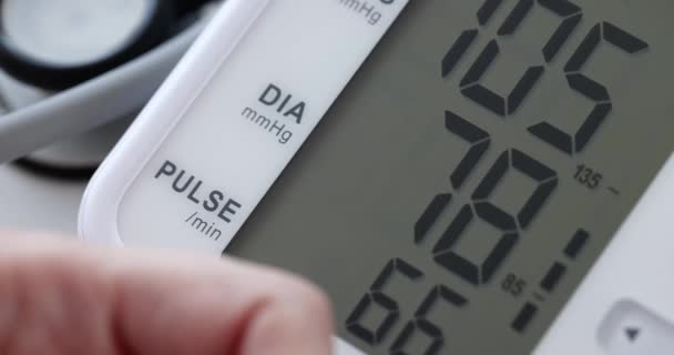 Automatisches Blutdruckmessgerät Und Medikamente Auf Dem Tisch Druckregelungs Und Prüfkonzept — Stockvideo