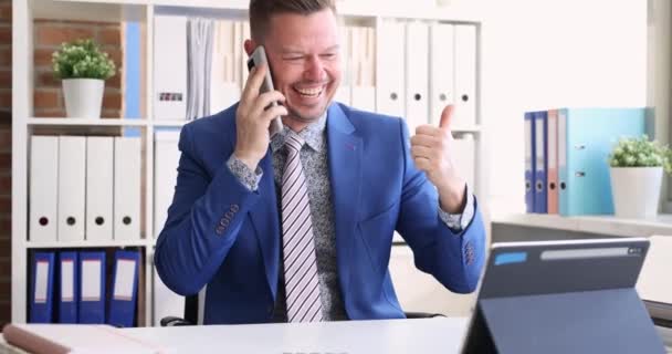 Akıllı Telefondan Konuşan Neşeli Adamı Tablet Monitörüne Bakıyor Başarılı Çevrimiçi — Stok video