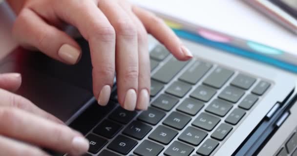 女性の手は コンピュータ上のキーボードを入力している コピーライターやジャーナリストの概念としての仕事 — ストック動画