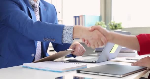 ビジネスマンとビジネスマンはオフィスで握手し 文書に署名します 業務契約の締結の考え方 — ストック動画