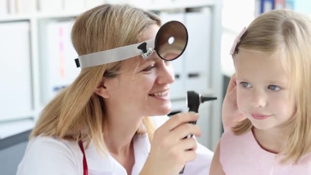 Mulher Otorrinolaringologista Realiza Exame Físico Orelha Com Otoscópio Menina Teste — Vídeo de Stock