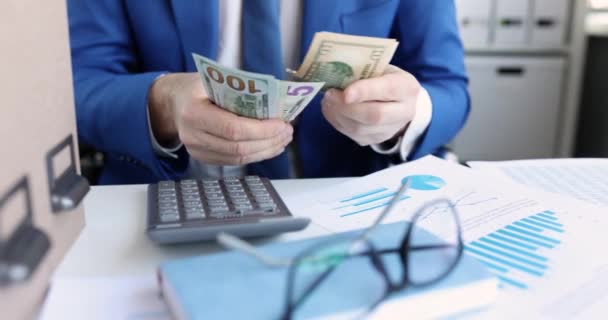 Geschäftsmann Prüft Finanzbericht Zählt Bargeld Und Addiert Auf Taschenrechner Ertrags — Stockvideo