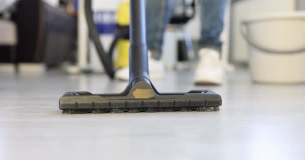 Mitarbeiter Einer Reinigungsfirma Staubsaugt Fußboden Büro Raumreinigungskonzept — Stockvideo